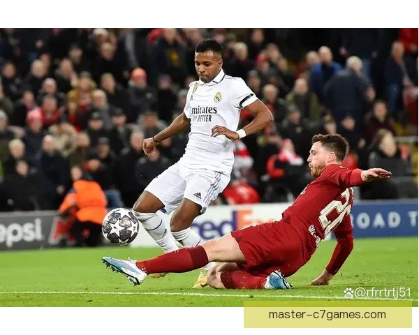 欧洲豪门再度交锋，球星巅峰对决引发球迷热烈讨论